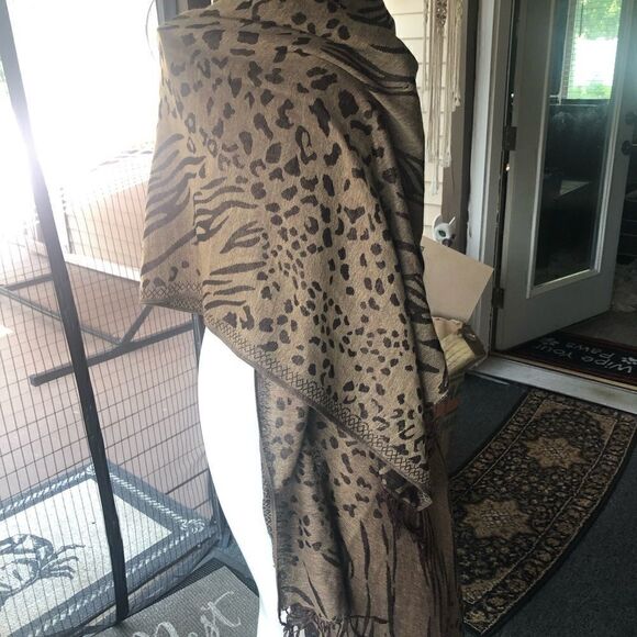 Kasper versatile wrap/scarf . Reversible - Picture 2 of 10